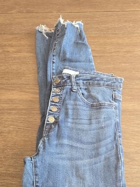 tea n rose Medium Blue Cropped Button-Front Skinny Jeans